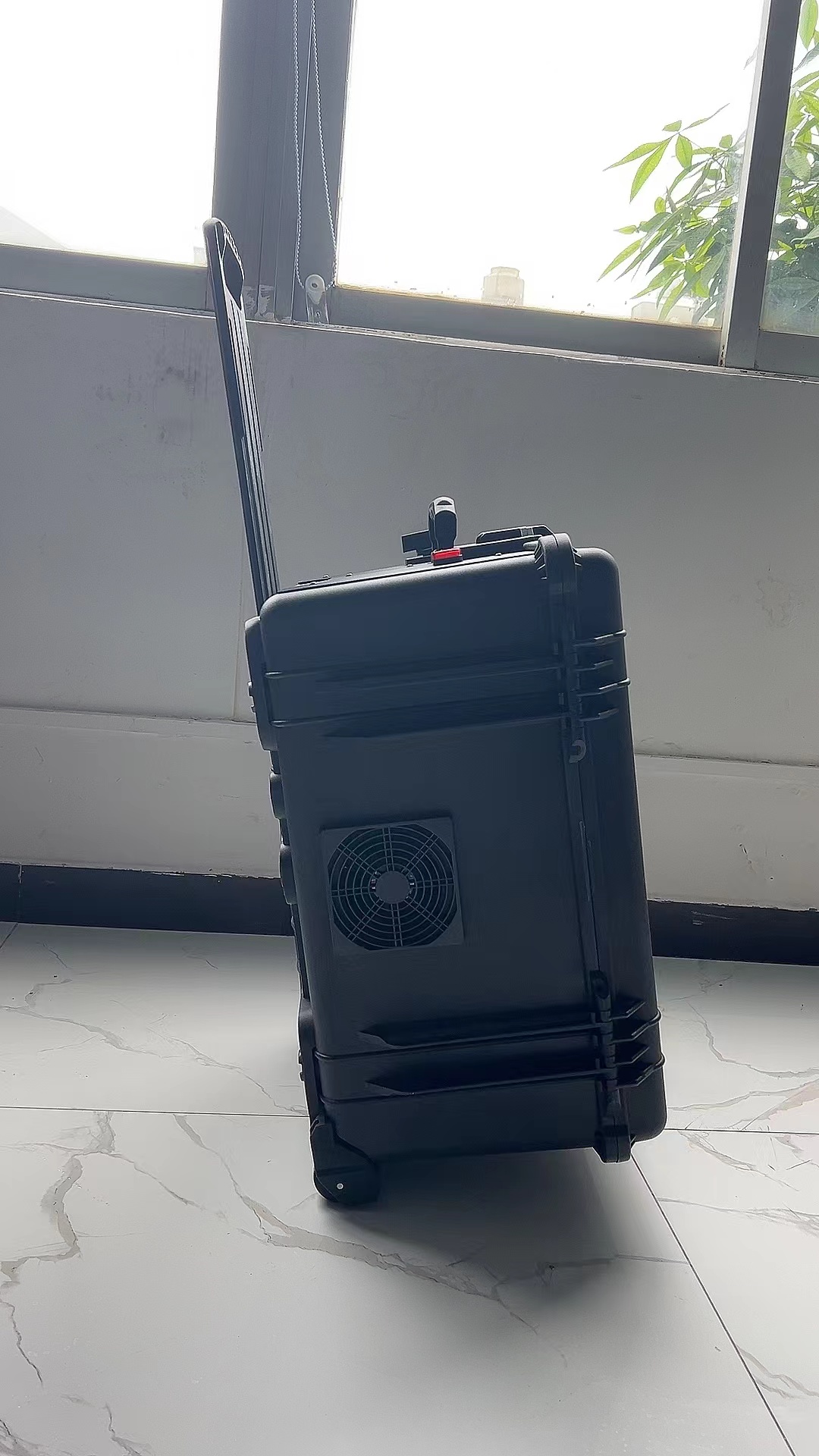 尖山手拉箱型移动通信干扰器